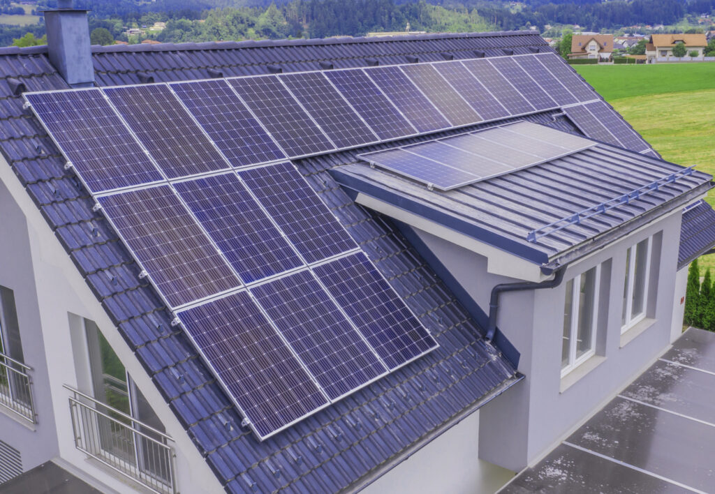 Unde și pe ce acoperiș ar trebui să instalezi un sistem fotovoltaic?